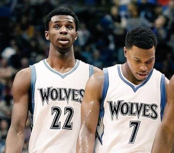 斯凯利晒穿齐达内、博格巴尤文球衣照，尤文球迷留言“快来”（斯凯利晒出身穿齐达内、博格巴款尤文球衣的照片，尤文球迷高呼：快来！）