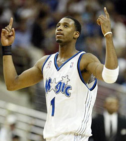 国米大胜升榜首！米兰中锋令人愁（国米大捷领跑联赛，米兰中锋令人担忧）