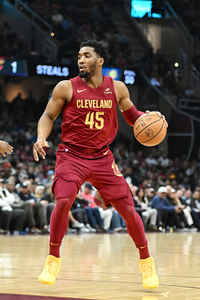 纽卡球迷在基地附近拉横幅：伊萨克是只纯粹的老鼠（纽卡球迷在基地外拉横幅：称伊萨克为一只彻头彻尾的老鼠）