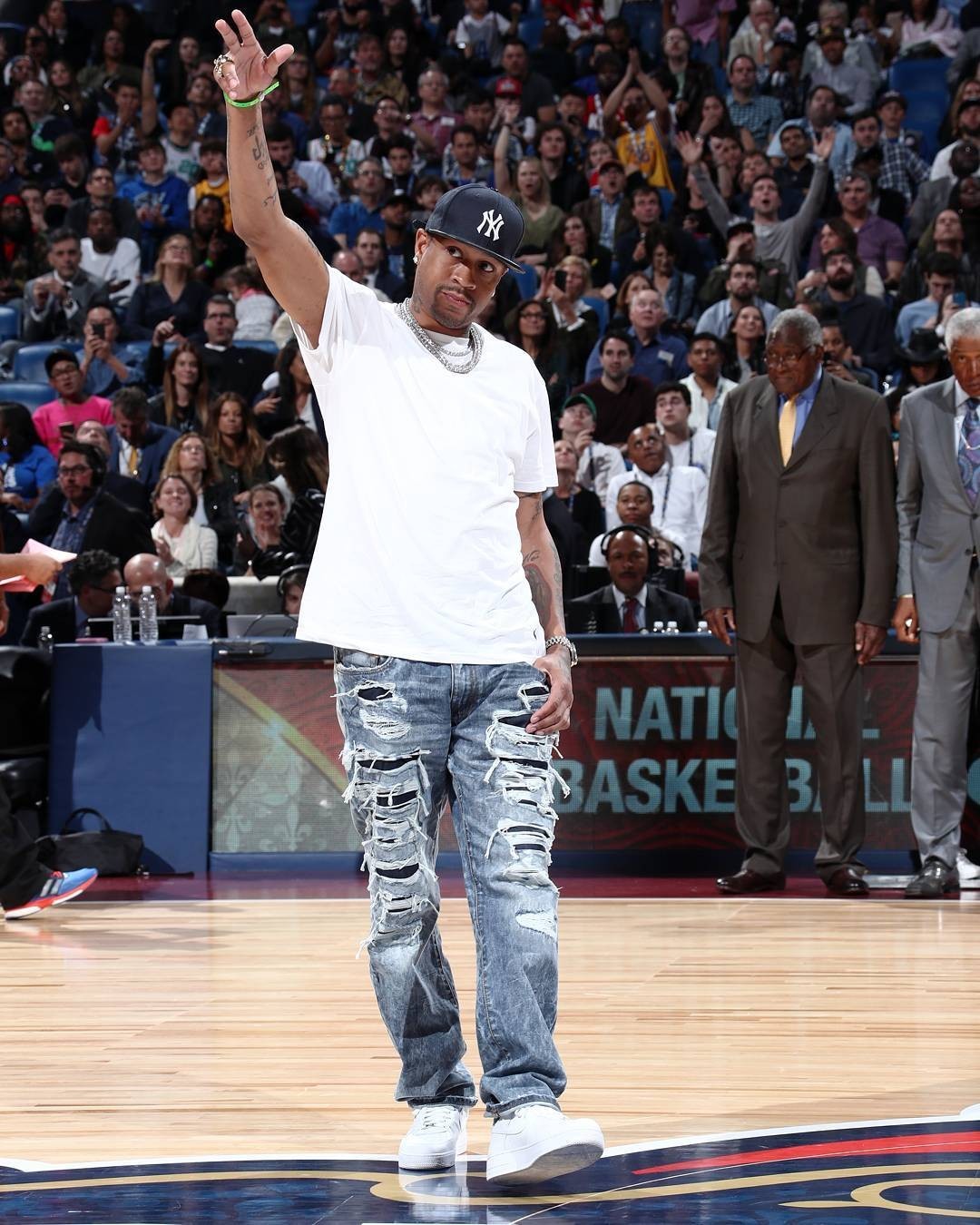 荷甲半场：梅尔韦尔德破门，肖蒂尔建功，兹沃勒2-1海伦芬（荷甲半场战报：兹沃勒2-1领先海伦芬，梅尔韦尔德破门、肖蒂尔建功）